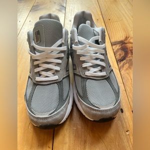Men’s New Balance 990 V6 sneakers.